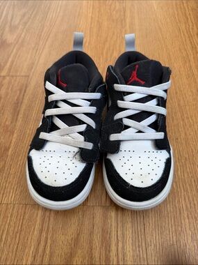 Nike Jordan 1 low hook and loop closure
